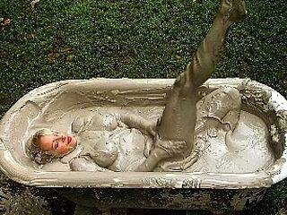 AMATEUR MILF OUTDOOR FUN