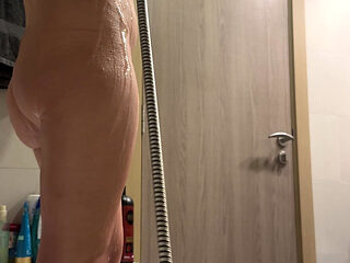 Intimate Shaving in the Bathtub