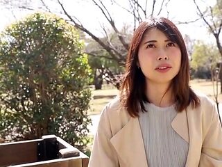 仄かな色気漂う美脚の若妻が乳首舐められクンニと手マンで感じるハメ撮り