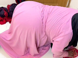 Arab Big Ass Hot Stepmom Stuck Under Bed Now She Want Anal Fuck From Stepson - Muslim Sex Video