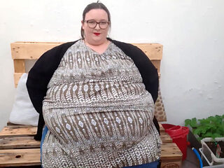SSBBW secret garden belly play