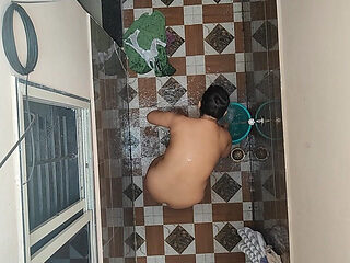 Saw the Neighbor's Sister-in-law Taking a Bath