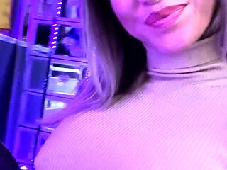 Sexy hottie Anetta Keys enjoys a solo toy masturbation