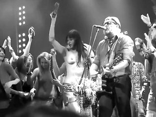 Akvarium Rock Grup Nude Girls in Show