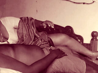Cheating Indian Housewife in Saree Kissing in Bed & Giving Handjob to Lover