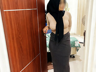 My Friend's Stepmother's Plump Hijab Is Very Seductive