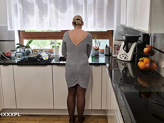 Hot Stepmom Fucked in Kitchen Doggy Style - Homemade Creampie & Squirting