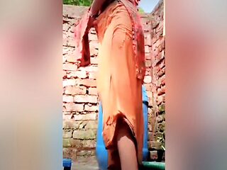 Mms Bhabhi Shares Nude Video While Taking Bath