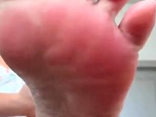 Hot amateur MILF masturbates close up for her cam show fans