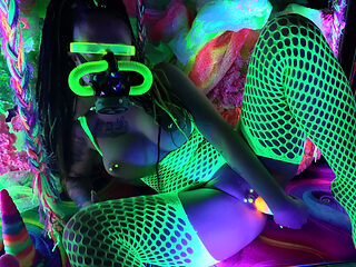 Neon solo fuck - gas mask heavy breathing as i fuck myself in neon lights all over