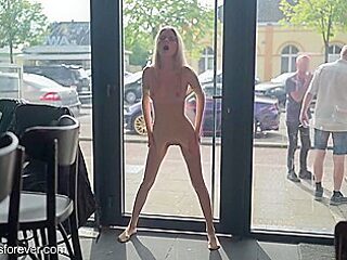 Xenia Fickt Sich Mit Einem Dildo Vor Publicum