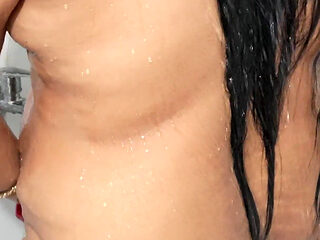 Today I Bathed My Stepsister-in-law Naked, She Gave It Secretly.