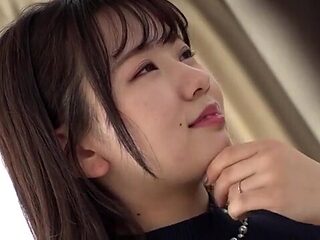 巨乳美人妻が旦那様の目の前で生脱ぎでセクシーランジェリー姿でエッチな撮影