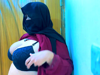 Egyptian Hot Maid Gets Super Horny & Start Masturbat in Office Room & Boss Start Handjob by Saw Her
