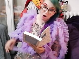 Vends-ta-culotte - A luscious French woman reads an erotic text while masturbating with a vibrator