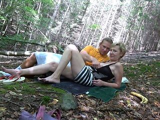 Amateur blonde slut outdoor banging following picnic