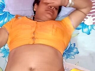 Indian big aunty in yellow saree and blouse gives a horny blowjob to