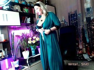 A mature whore, a webcam model, sucks her husband's dick after private sessions with strangers.!. (7)