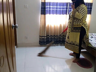 Office Boss Fuck a Arabian Muslim Maid When She Was Clean Office Room!
