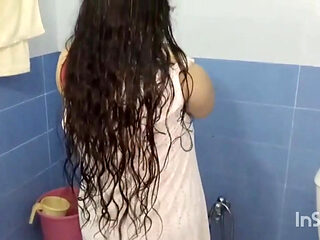 Desi Bhabhi rubbed her pussy while bathing in the bathroom