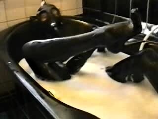 Amateur cd in latex masturbating dildoing