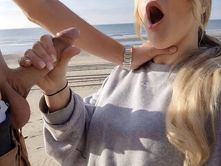 Outdoor After a Blowjob for a Stranger on the Beach, I Was Fucked.