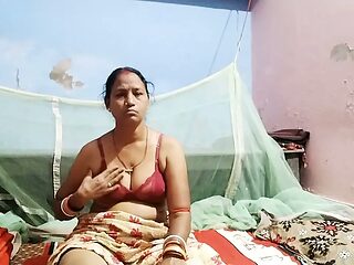 Sexy Aunty flashes big tits and hot pussy