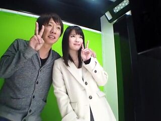 真面目な美人OLがエッチ取材でエロトークから始まるハメ撮り