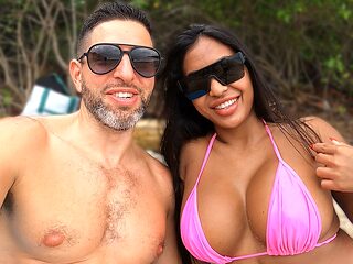 Big Tits Thai Bombshell Gets Beach Picked up