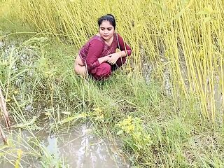 Video of hardly fucking a beautiful Indian auntie from the village at her home.