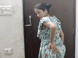 Desi aunty ko saman dene ke bahane pel diya hai