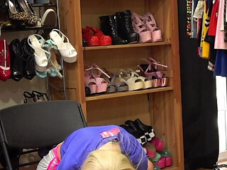 Bts - Petite Kenzie Reeves Spreads Her Ass in a Heated Photoshoot!