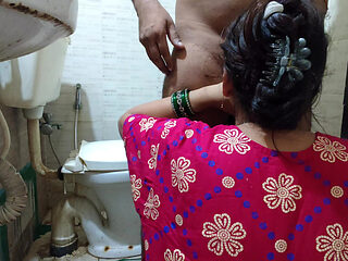 Bhabhi Ko Bathroom Me Jakar Toilet Karte Samay Choda