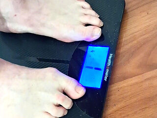 Sweeping Big Beauty Nurse Vicki Decides to Weigh Herself