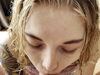 I Got Horny After Shower and Gave My Roommate a Blowjob