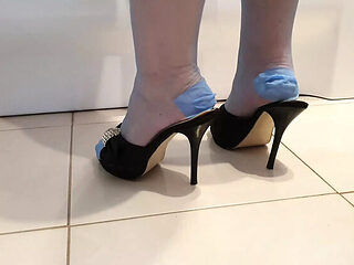 Hairy MILF Wanilianna Squirts Hard in 4K Solo Masturbation