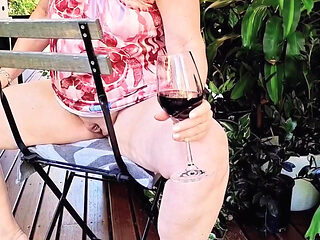 A fine time to dine with me and a red wine .