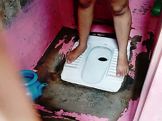 Hot Bhabhi Bathing In house and show her all body