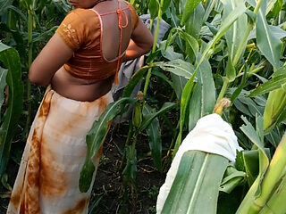 Sauteli Bhai ki gharwali ko makki ke khet mein pure kapde khol nangi karke doggy Banakar devar chod raha hai devar apni bhabhi ko nangi kark