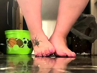 -Onlyfans.com- Hourglassleigh - Cake Smashing Bunny