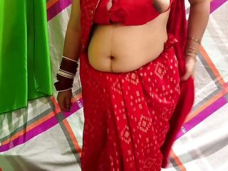 Chachi saree change kar rahi thi feer mein chod diya Hindi sex video