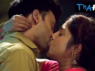 Desi housewife shares sexy secret with her doctor