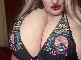 Busty Susi in bikini top shows her tits