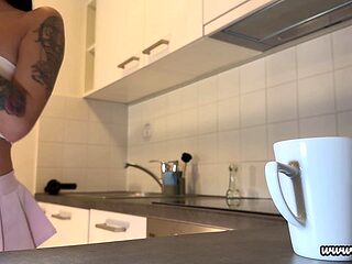 Leons TV - girl in tennis skirt action