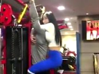 Mexicana flaquita en el GYM