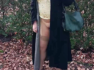 My Muslim Girlfriend Shows Her Pussy Outside in the Park.