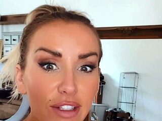 Big boob brunette masturbates on webcam