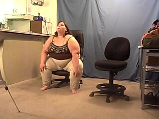 Ssbbw Angie chewing and blowing gum  for you