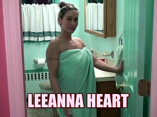 Busty MILF Leeanna's sexy bubble bath