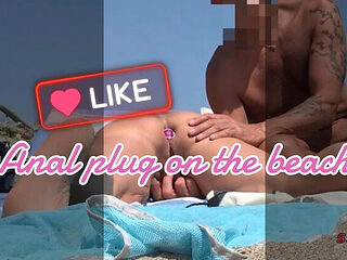 Amateur Exhibitionist Wife Gets Pussy Fingering and Clit Massage on Nude Beach